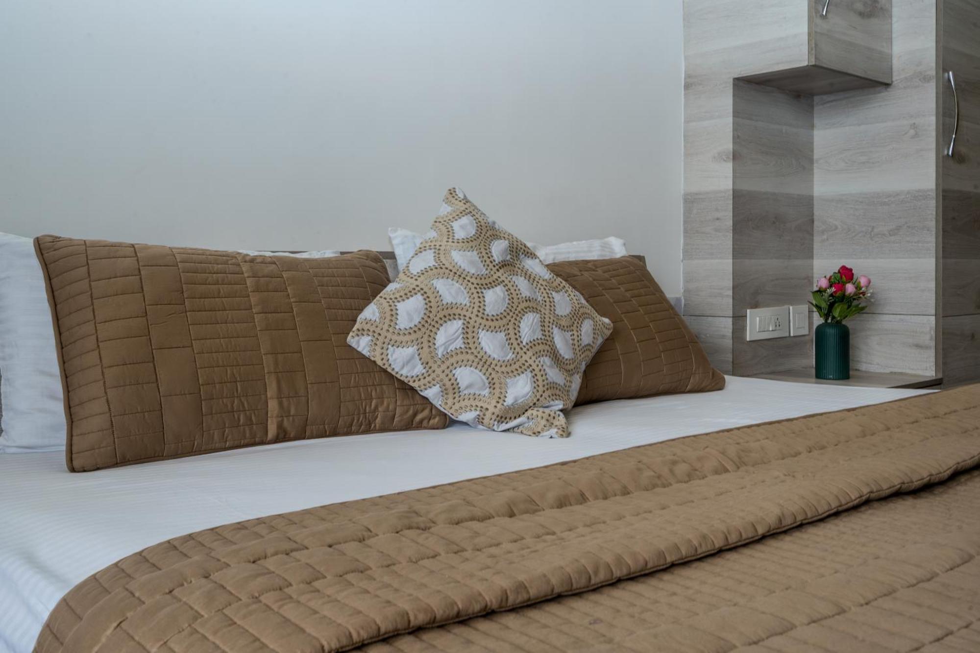 Stay Studio Hotel & Residences 古尔冈 外观 照片